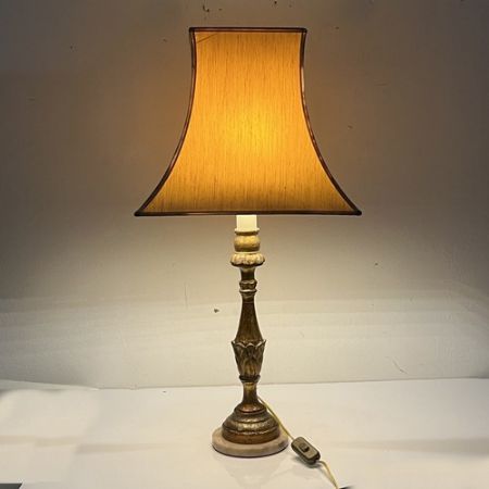 Lampada da tavolo in legno dorato